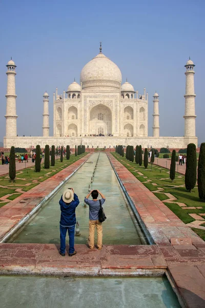 Turisti Che Fotografano Taj Mahal Agra Uttar Pradesh India Costruito — Foto Stock