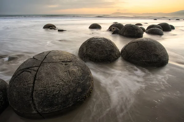 Moeraki Boulders Amanecer Koekohe Beach Otago Isla Sur Nueva Zelanda —  Fotos de Stock