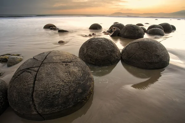 Moeraki Boulders Amanecer Koekohe Beach Otago Isla Sur Nueva Zelanda —  Fotos de Stock