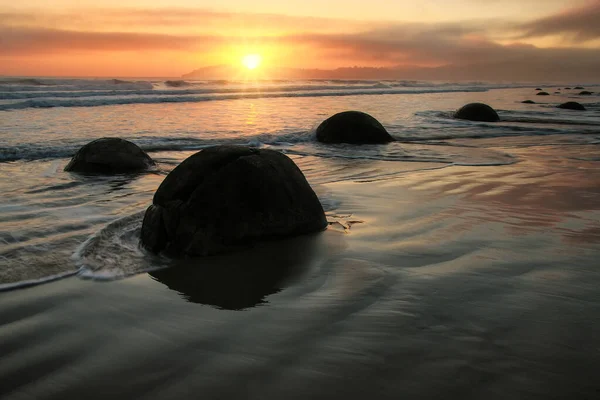 Moeraki Boulders Amanecer Koekohe Beach Otago Isla Sur Nueva Zelanda —  Fotos de Stock