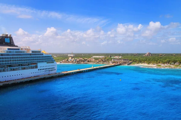 墨西哥Costa Maya Mahahual村附近的游轮和航站楼景观 马哈迪现在是一个迅速发展的旅游中心 — 图库照片