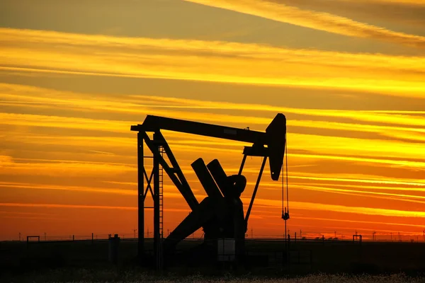 Silhouette Pumpenheber Ölfeld Bei Sonnenuntergang — Stockfoto
