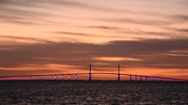 Bob Graham Sunshine Skyway Köprüsü Aşağı Tampa Körfezi üzerinde gün doğumunda, Florida