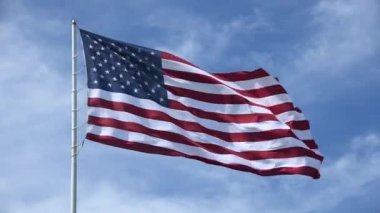 Rüzgarda dalgalanan Amerikan bayrağı