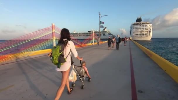 Costa Maya Mexico February Neidentifikovaná Žena Kráčí Mole Výletní Lodi — Stock video