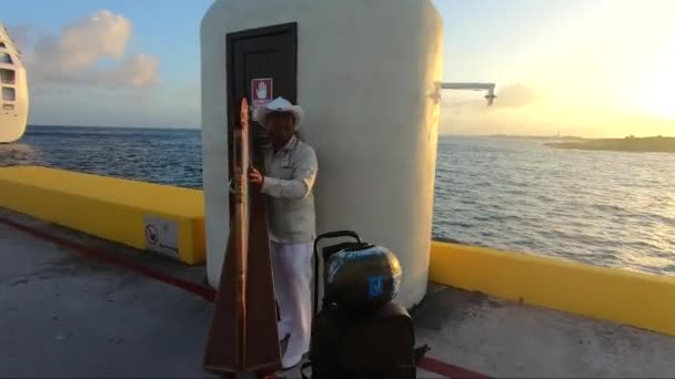 Costa Maya Mexico Φεβρουαριοσ Άγνωστος Άνθρωπος Παίζει Άρπα Στο Λιμάνι — Αρχείο Βίντεο