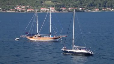 KORCULA, CROATIA - 3 Haziran 2015 'te Hırvatistan' da Korcula eski kenti yakınlarında yelkenli sürüşü. Korcula, Korcula adasının doğu kıyısında korunan tarihi bir yerleşim yeridir.