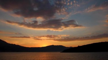 Hırvatistan 'ın Korcula kentinde Peljesac Yarımadası ve Peljeski Boğazı üzerinde gün doğumu görüldü.
