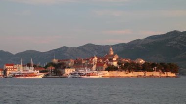 Hırvatistan 'ın Korcula kentinde sabahın erken saatlerinde. Korcula, Korcula adasının doğu kıyısında korunan tarihi bir yerleşim yeridir.