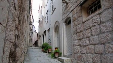 Hırvatistan 'ın Korcula kentindeki Dar Sokak. Korcula, Korcula adasının doğu kıyısında korunan tarihi bir yerleşim yeridir.