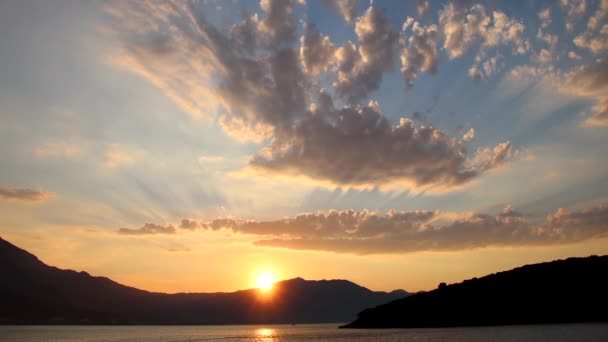 Hırvatistan Korcula Kentinde Peljesac Yarımadası Peljeski Boğazı Üzerinde Gün Doğumu — Stok video