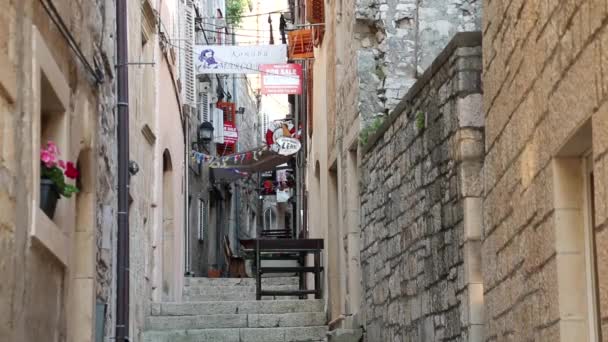 Korcultures Croatia June 2015年6月4日在克罗地亚Korcula古镇的窄街 科库拉是科库拉岛受保护的东海岸的一个历史性的设防城镇 — 图库视频影像