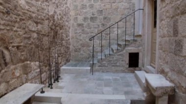 Hırvatistan 'ın Korcula kentinde küçük bir avlu. Korcula, Korcula adasının doğu kıyısında korunan tarihi bir yerleşim yeridir.