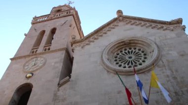 Hırvatistan 'ın Korcula kentindeki eski Aziz Mark Katedrali' nde çanlar çalıyor. Korcula, Korcula adasının doğu kıyısında korunan tarihi bir yerleşim yeridir.