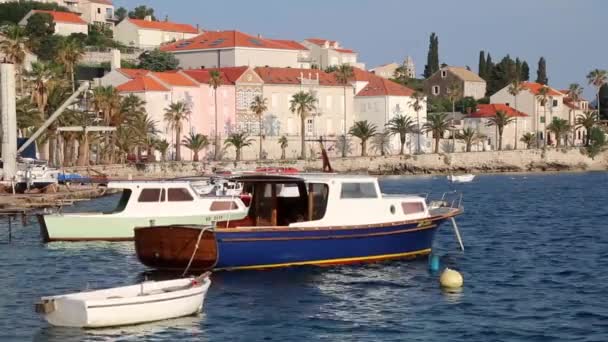 Korcula Croatia Juni Motorboten Verankerd Buurt Van Korcula Oude Stad — Stockvideo