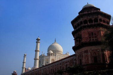 Yamuna Nehri, Agra, Uttar Pradesh, Hindistan 'dan kumtaşı duvarlı Taj Mahal manzarası. Taj Mahal 1983 yılında UNESCO Dünya Mirası listesine alındı..
