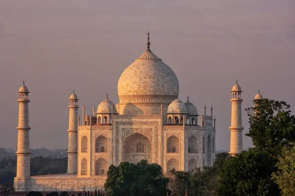 インドのウッタル プラデシュ州 アグラの日没時のタージ マハルの眺め 寛永9年 1632年 に2番目の妻 ムムマツ マハルの追悼碑としてシャー ジャハーン皇帝によって建てられた — ストック写真