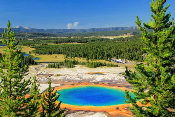 공중에서의 그랜드 프리스 Midway Geyser Basin Yellowstone National Park Wyoming — 스톡 사진