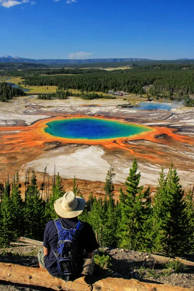 Turista Desfrutando Vista Grande Primavera Prismática Midway Geyser Basin Yellowstone — Fotografia de Stock