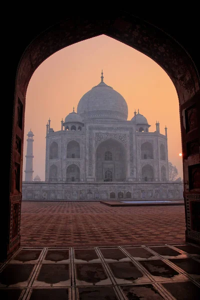 Taj Mahal Lever Soleil Encadré Avec Arche Mosquée Agra Uttar — Photo
