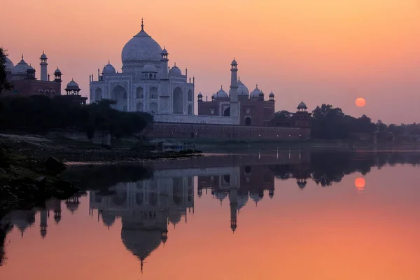 Taj Mahal Återspeglas Yamuna Floden Vid Solnedgången Agra Indien Den — Stockfoto