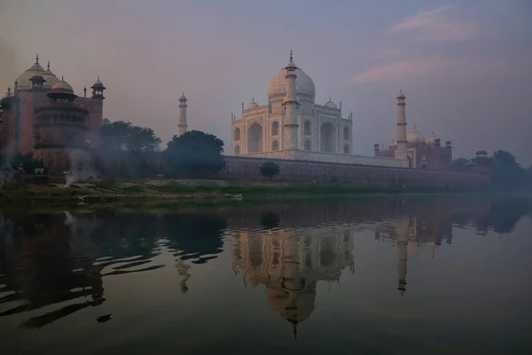 Utsikt Över Taj Mahal Med Tidig Morgondimma Återspeglas Yamuna River — Stockfoto