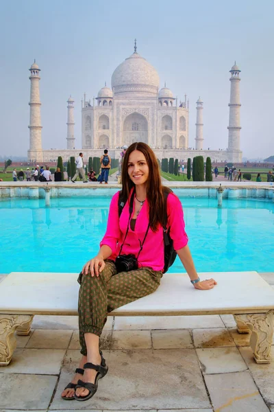 Jeune Femme Assise Sur Banc Complexe Taj Mahal Agra Uttar — Photo