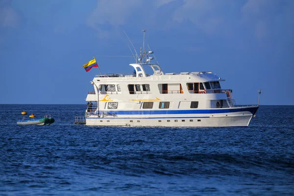 Типичная Туристическая Яхта Стоящая Якоре Мысе Суарес Острове Эспанола Галапагосский — стоковое фото