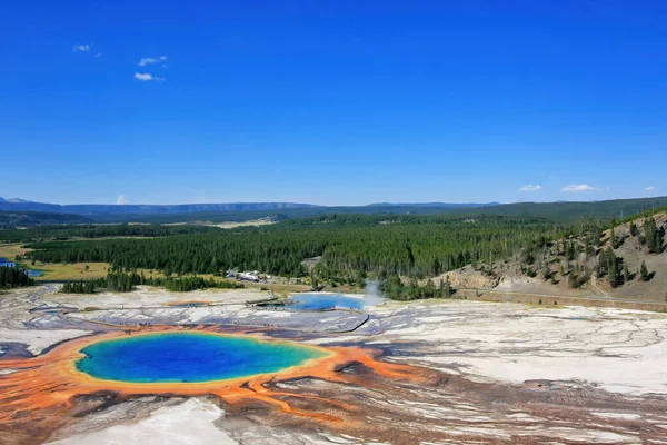 美国怀俄明州黄石公园间歇泉间歇泉的空中景观 它是美国最大的温泉 — 图库照片