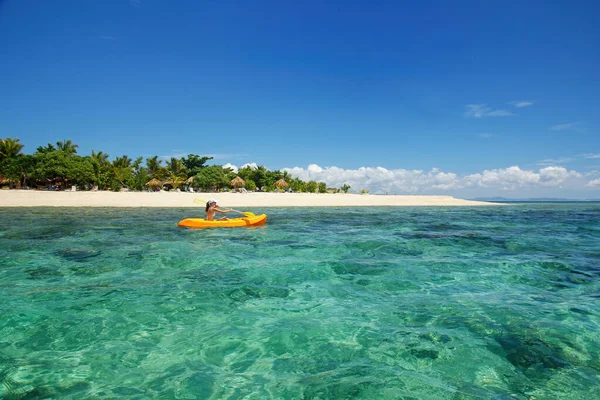 Mujer Joven Haciendo Kayak Cerca Isla Del Mar Del Sur — Foto de Stock