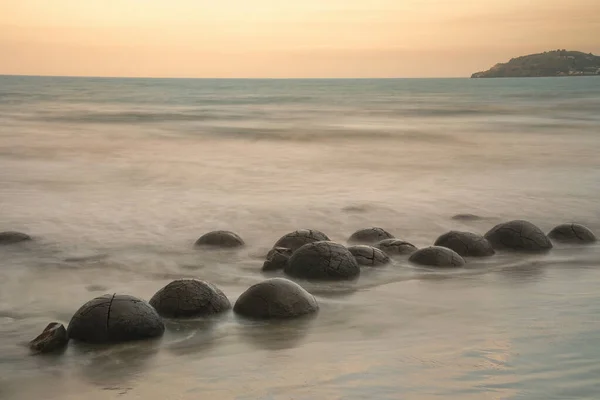 Moeraki Balvany Soumraku Pláži Koekoho Otago Jižní Ostrov Nový Zéland — Stock fotografie