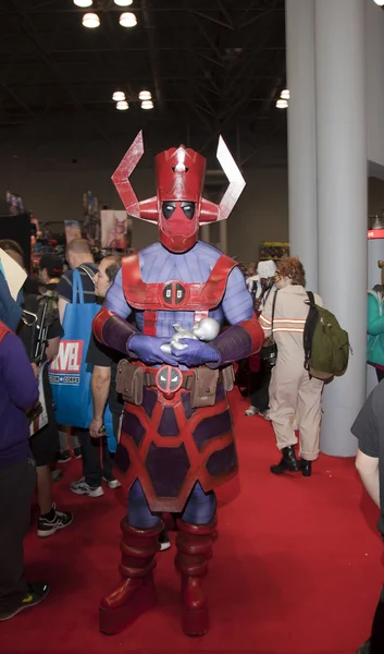 Osoba na sobie kostium Galactus Ny Comic Con — Zdjęcie stockowe
