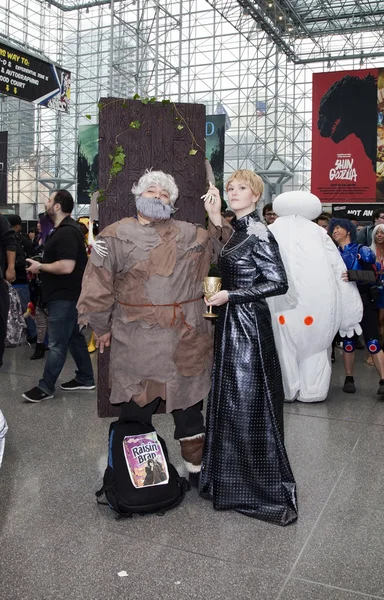 Couple wearing costumes at NY Comic Con — Stock Photo, Image