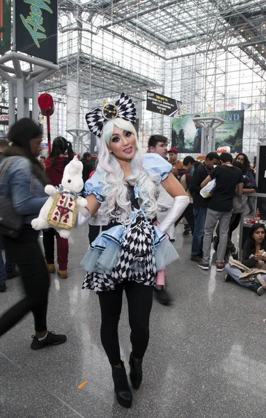 Frau trägt Alice im Wunderland-Kostüm bei ny comic con — Stockfoto