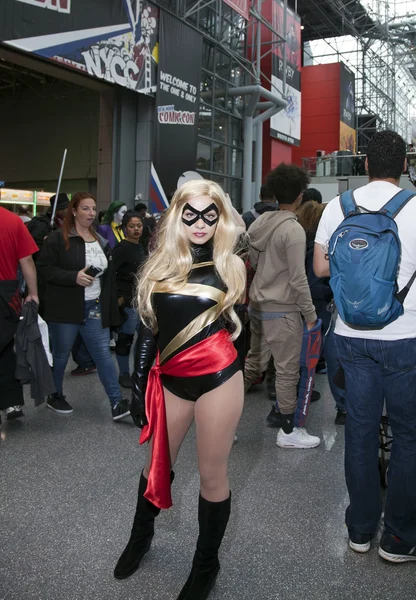 Donna vestita da Ms. Marvel al Comic Con di New York — Foto Stock