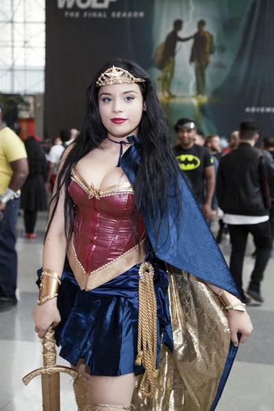 Mujer vistiendo traje de mujer maravilla en NY Comic Con —  Fotos de Stock