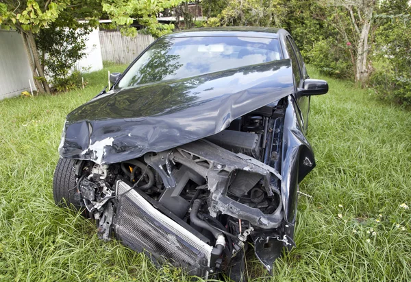 Coche después de un accidente de coche revela daños —  Fotos de Stock
