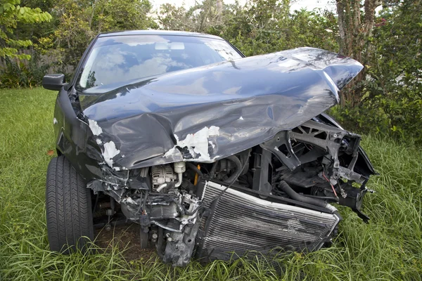 Car after an auto accident reveals damage — Stock Photo, Image