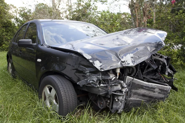 Car after an auto accident reveals damage — Stock Photo, Image