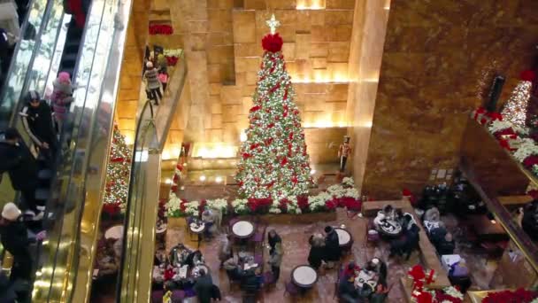 Dentro de Trump Tower café e árvore de Natal em Nova York — Vídeo de Stock