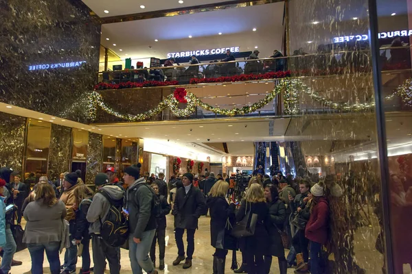 People visit Trump tower in NYC — Stock Photo, Image