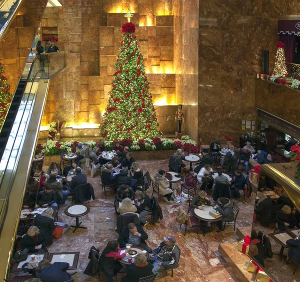 Cafe area at Christmas time Trump tower in NYC — Stock Photo, Image