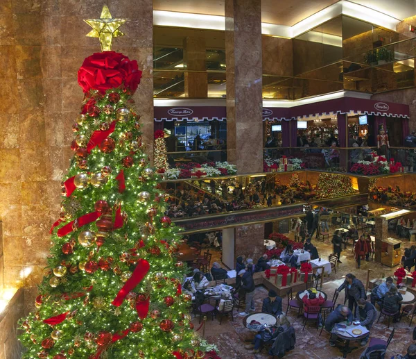 Christmas tree and cafe at Trump tower in NYC — Stock Photo, Image