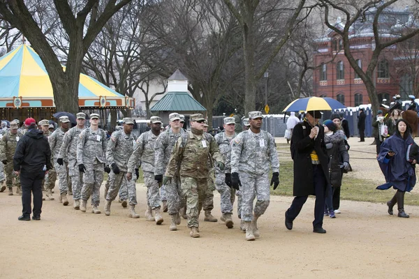 Soldados de la Guardia Nacional marchan durante la inauguración de Donald Tru — Foto de Stock