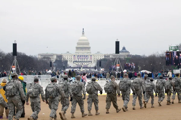 Soldiers walk in front of Capitol building during Inauguration o — Stock Photo, Image