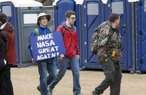 Young man carries sign during Inauguration of Donald Trump — Stock Photo, Image