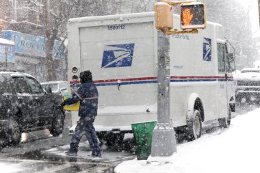 Postacı kar fırtınası sırasında paketi ile