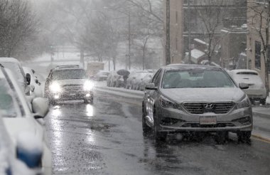 Kar fırtınası Bronx County, New York'ta otomobillerde