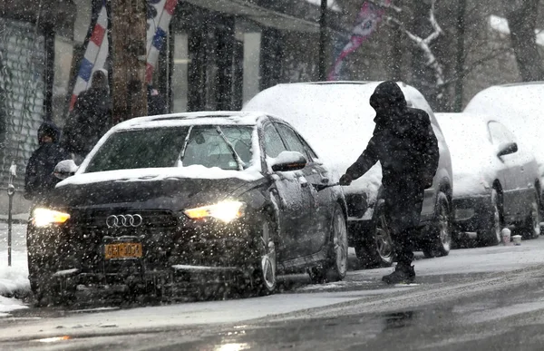 Man rengör bil under snöstorm — Stockfoto