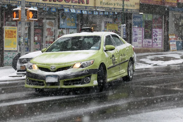 Green Boro Taxi toczenia podczas burzy śnieżnej — Zdjęcie stockowe